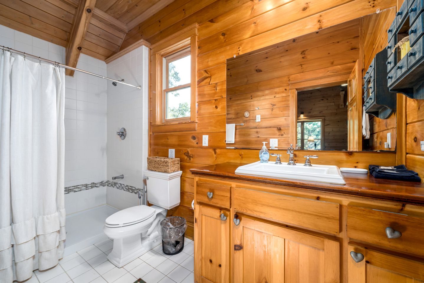 Delightful Cabin Rental with Mountain Views near Chattahoochee National Forest, Georgia