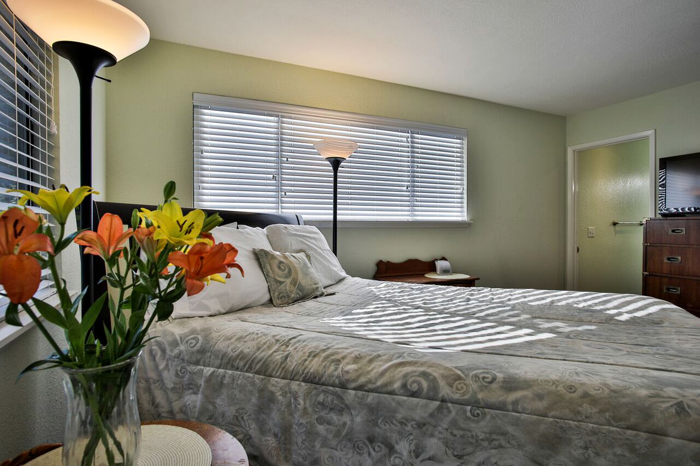 Pet-Friendly Cabin Rental with Hot Tub and Private Dock for Glamping in Northern California