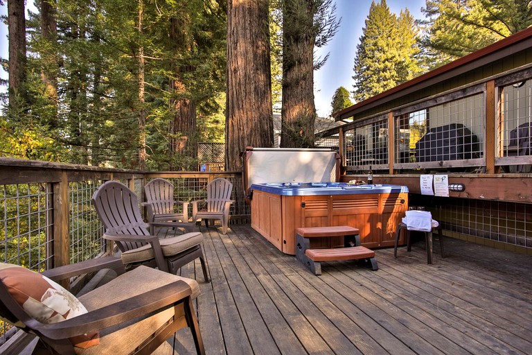 Go glamping in Northern California at this cabin rental!