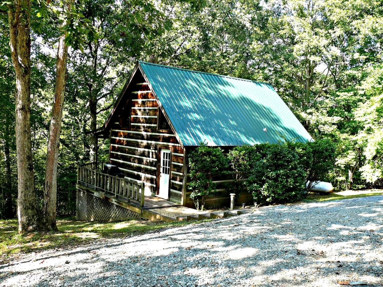 Snug and Cozy Cabin Rental with a Hot Tub near Copperhill for a Relaxing Vacation in Tennessee