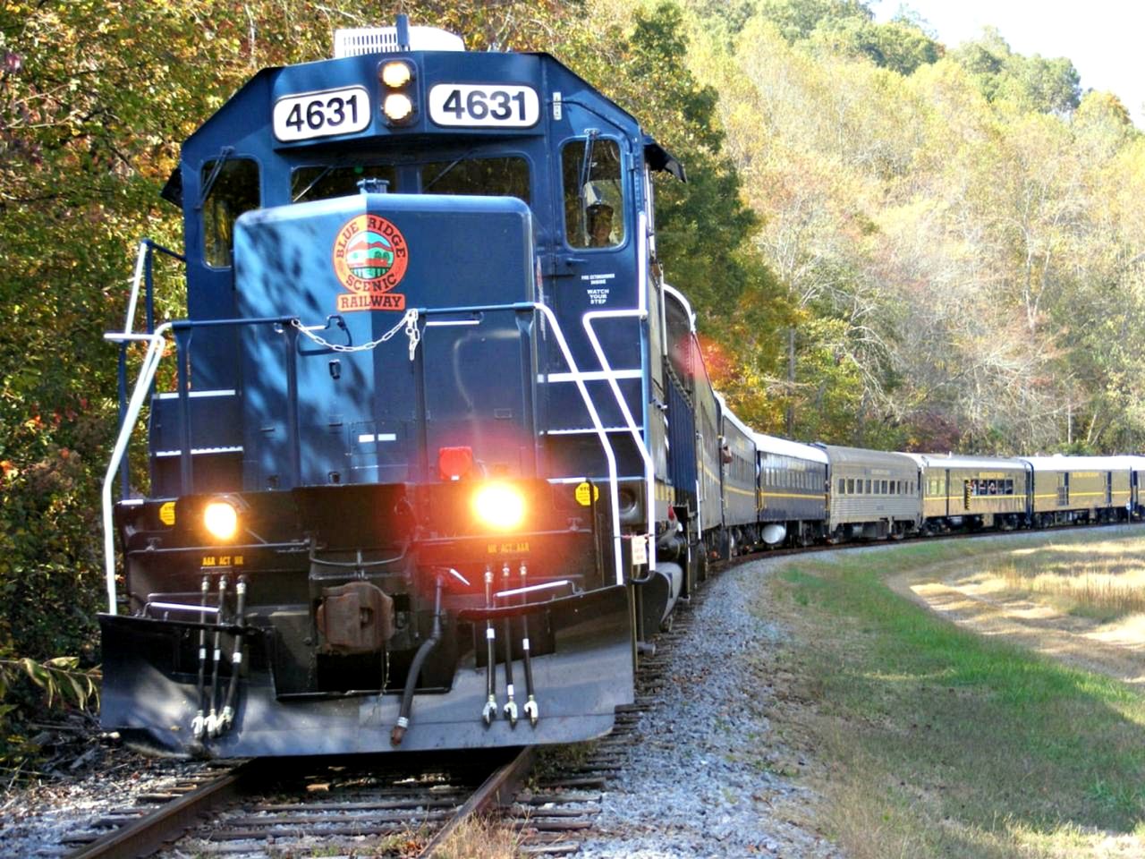 Snug and Cozy Cabin Rental with a Hot Tub near Copperhill for a Relaxing Vacation in Tennessee