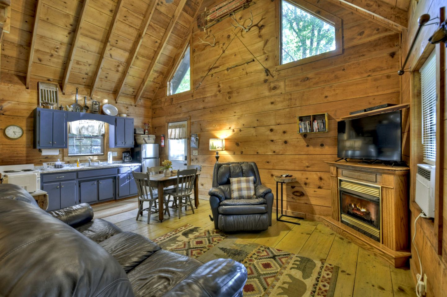 Snug and Cozy Cabin Rental with a Hot Tub near Copperhill for a Relaxing Vacation in Tennessee