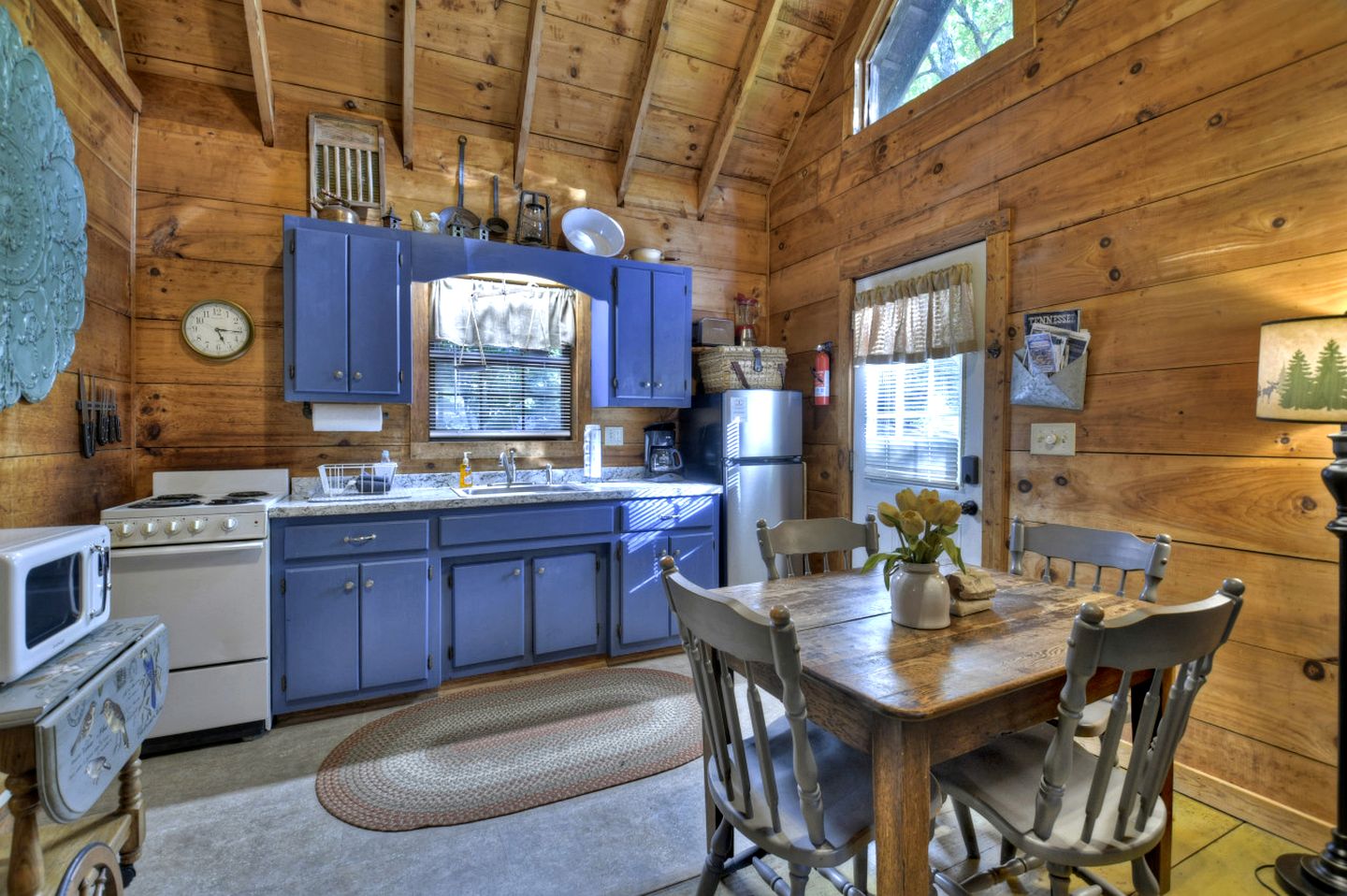 Snug and Cozy Cabin Rental with a Hot Tub near Copperhill for a Relaxing Vacation in Tennessee