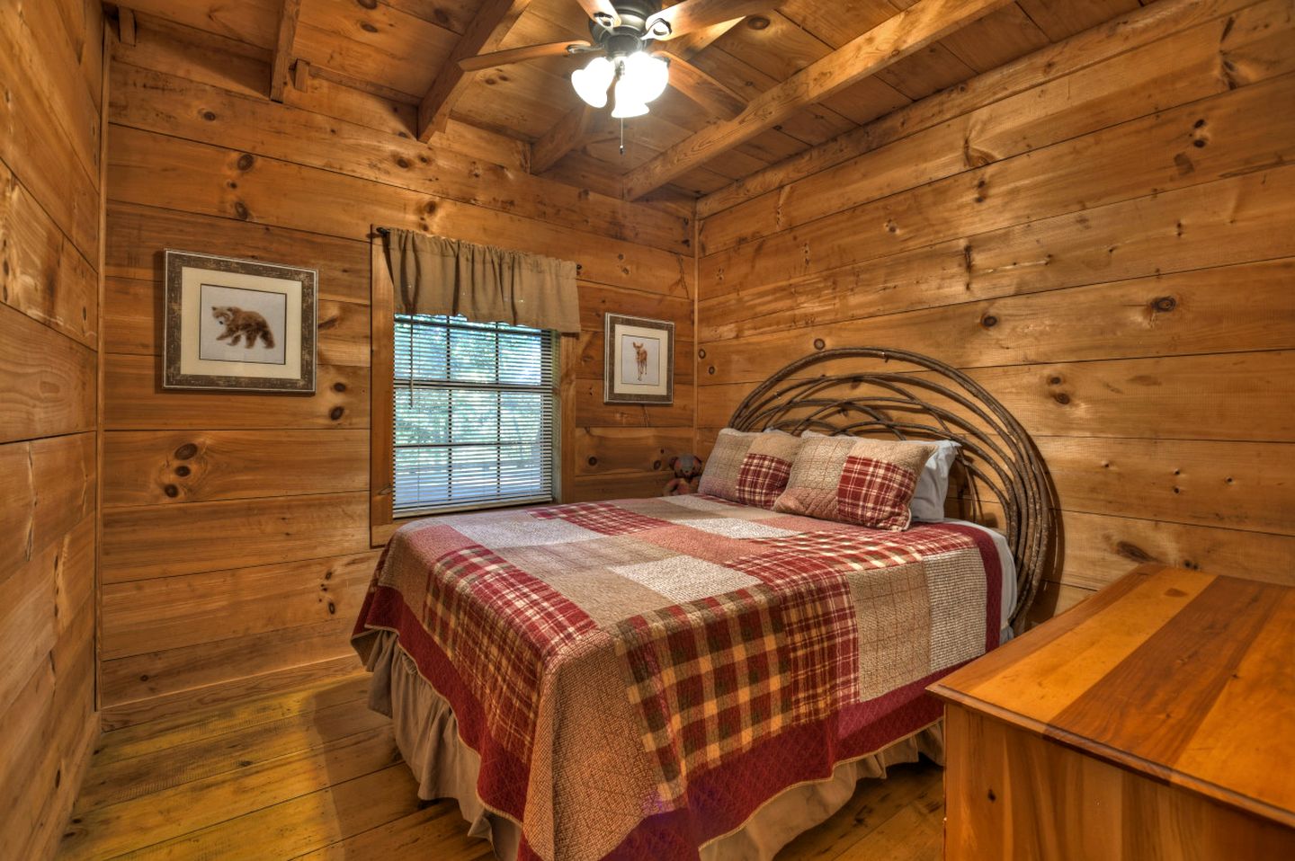 Snug and Cozy Cabin Rental with a Hot Tub near Copperhill for a Relaxing Vacation in Tennessee
