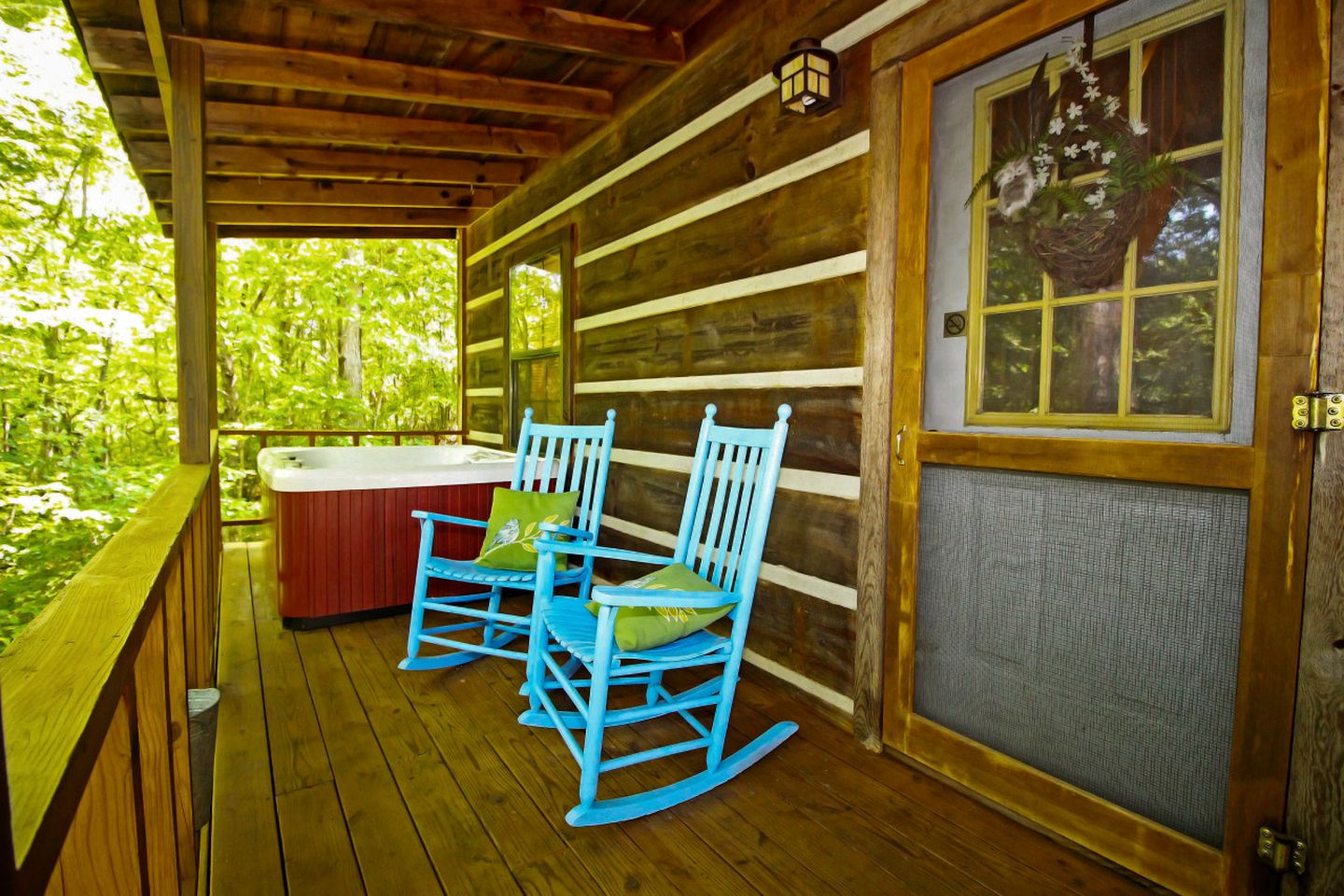 Snug and Cozy Cabin Rental with a Hot Tub near Copperhill for a Relaxing Vacation in Tennessee