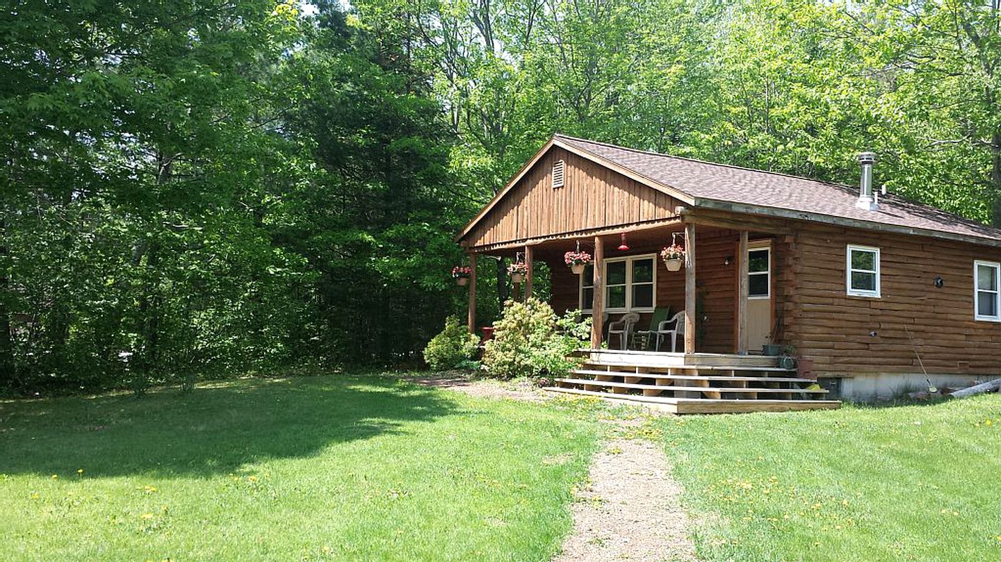 Charming Cabin Rental with Private Front Deck near Bangor, Maine