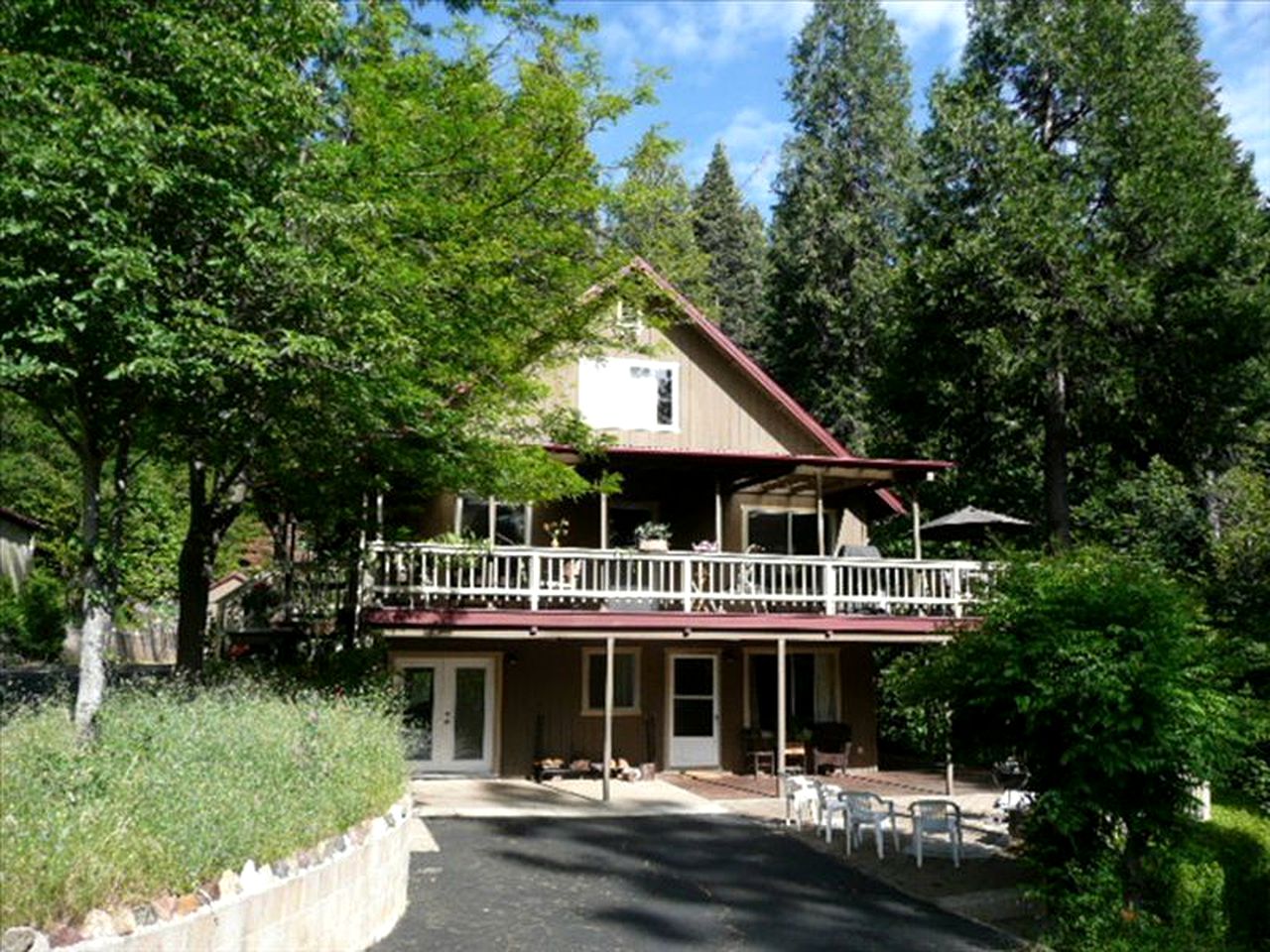 Gorgeous Cabin Rental with Spacious Furnished Deck in Pioneer, California