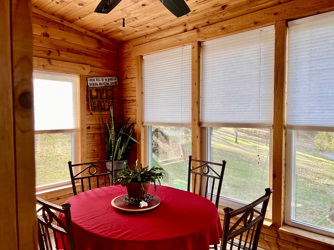 Red Roof Retreat Cabin, Log Cabins, Goreville, United States of America