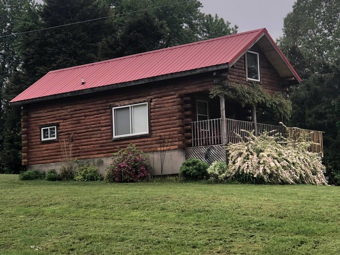 Red Roof Retreat Cabin, Log Cabins, Goreville, United States of America Glamping Hub