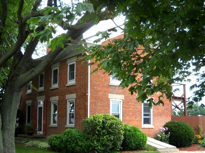 Cabins (Bellevue, Ohio, United States)