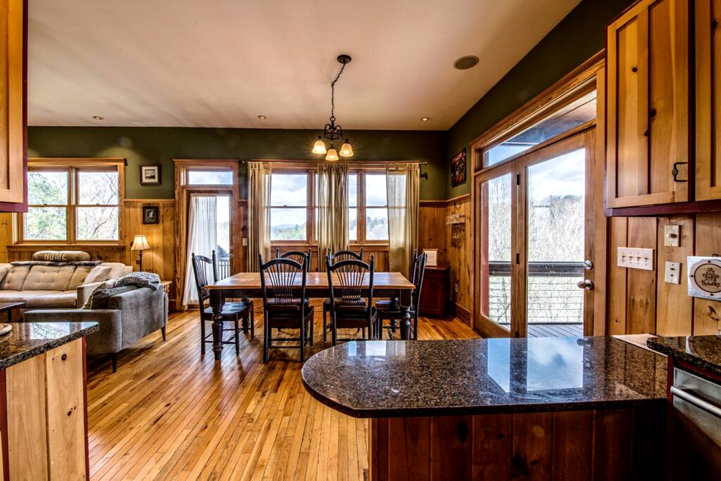 Modern and Cozy Cabin Rental Between Mountains and River in Northern Georgia