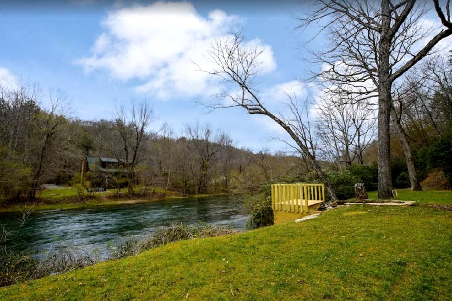 Modern and Cozy Cabin Rental Between Mountains and River in Northern Georgia
