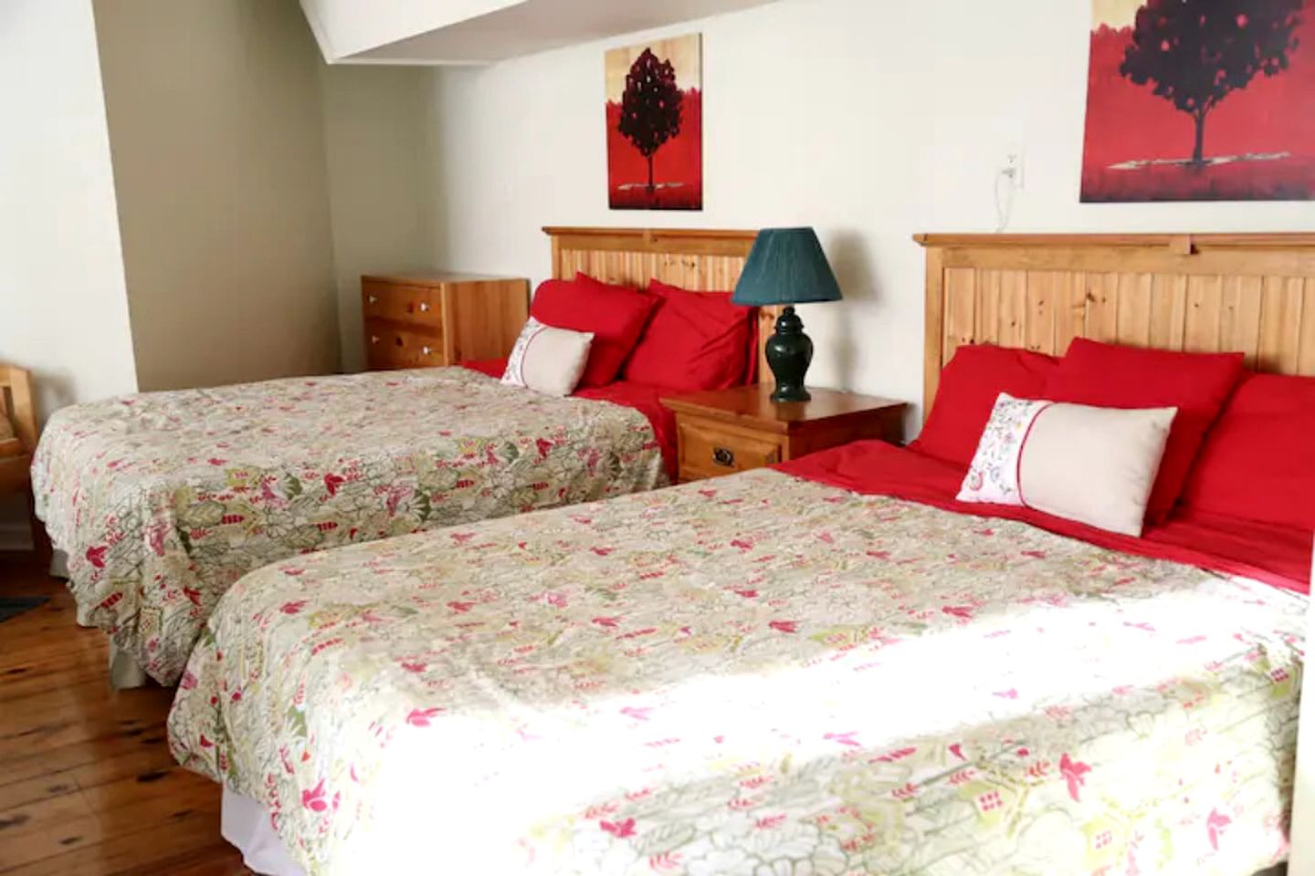 Lovely Cabin Rental with Outdoor Pool and Hot Tub near Markdale, Ontario