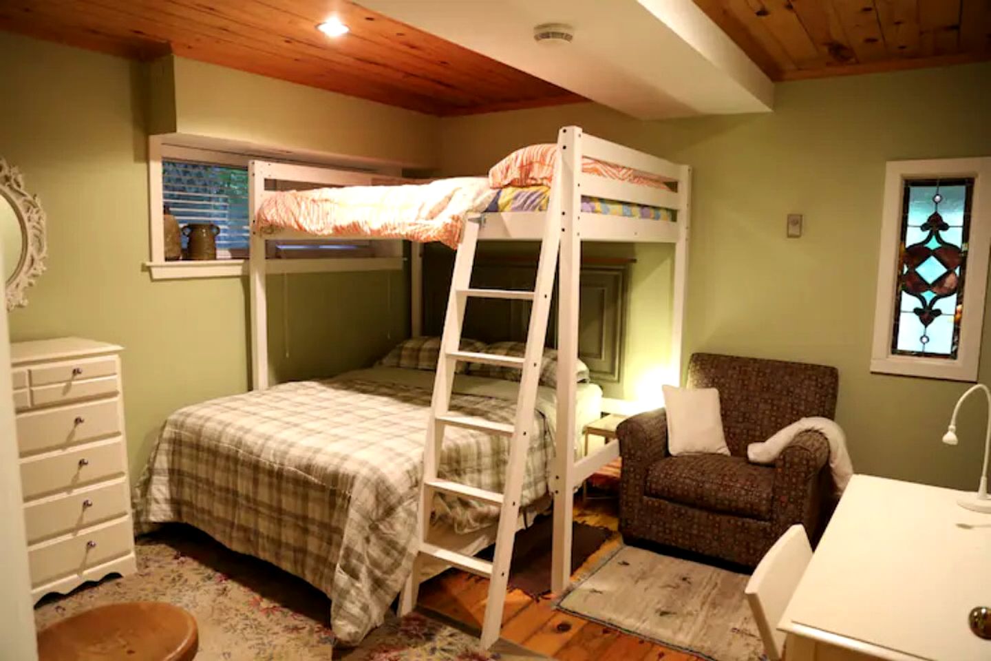 Lovely Cabin Rental with Outdoor Pool and Hot Tub near Markdale, Ontario