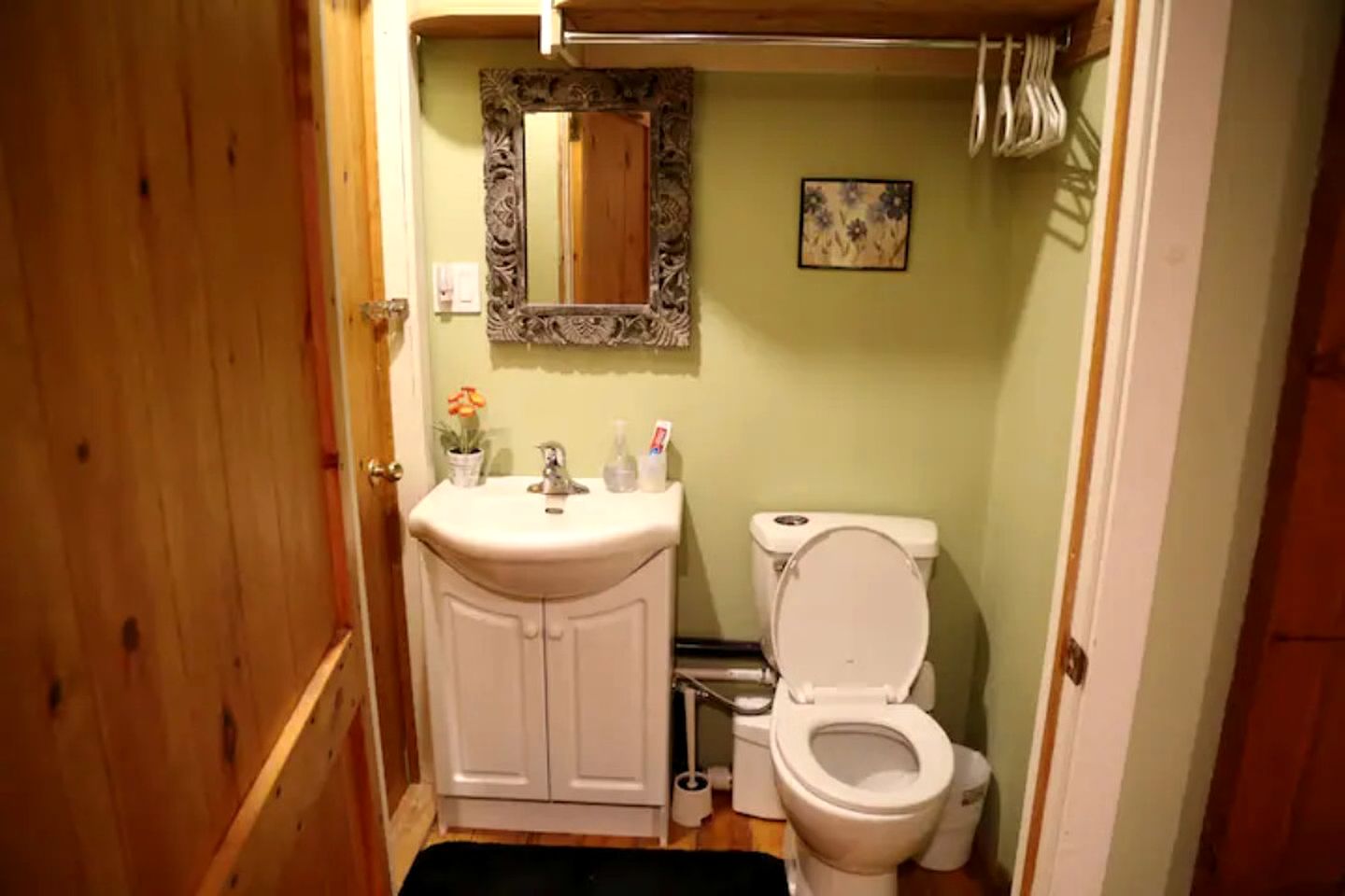 Lovely Cabin Rental with Outdoor Pool and Hot Tub near Markdale, Ontario