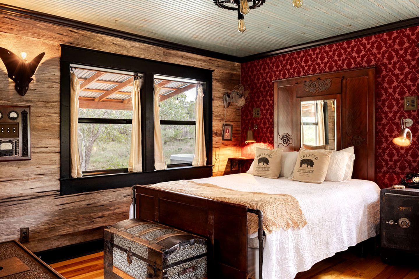 Luxurious Vintage Style Cabin Rental for Romantic Getaways and Texas Hill Country Vacations