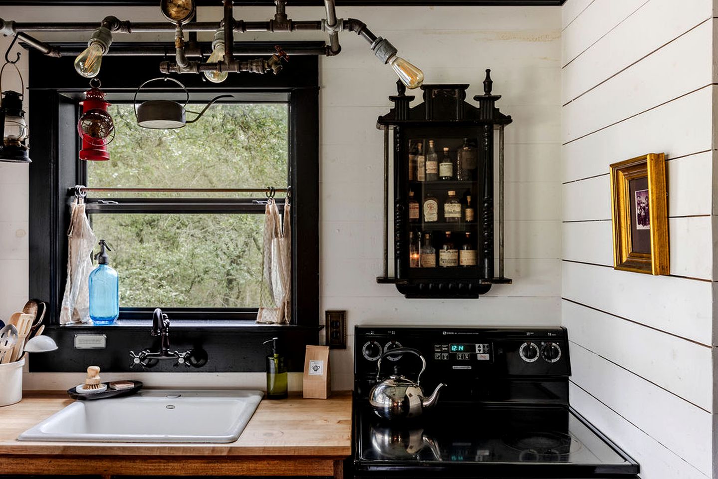 Luxurious Vintage Style Cabin Rental for Romantic Getaways and Texas Hill Country Vacations