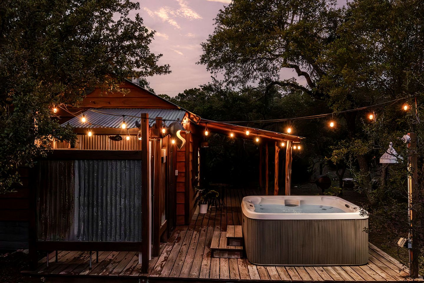 Luxurious Vintage Style Cabin Rental for Romantic Getaways and Texas Hill Country Vacations