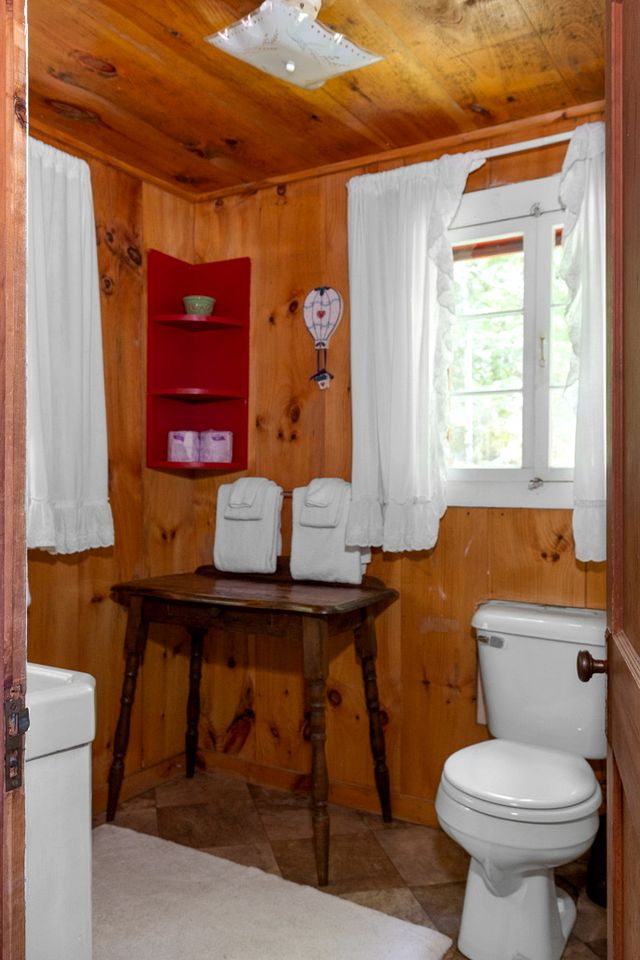 Cozy Cabin Rental with Brick Fireplace near White Mountains of New Hampshire