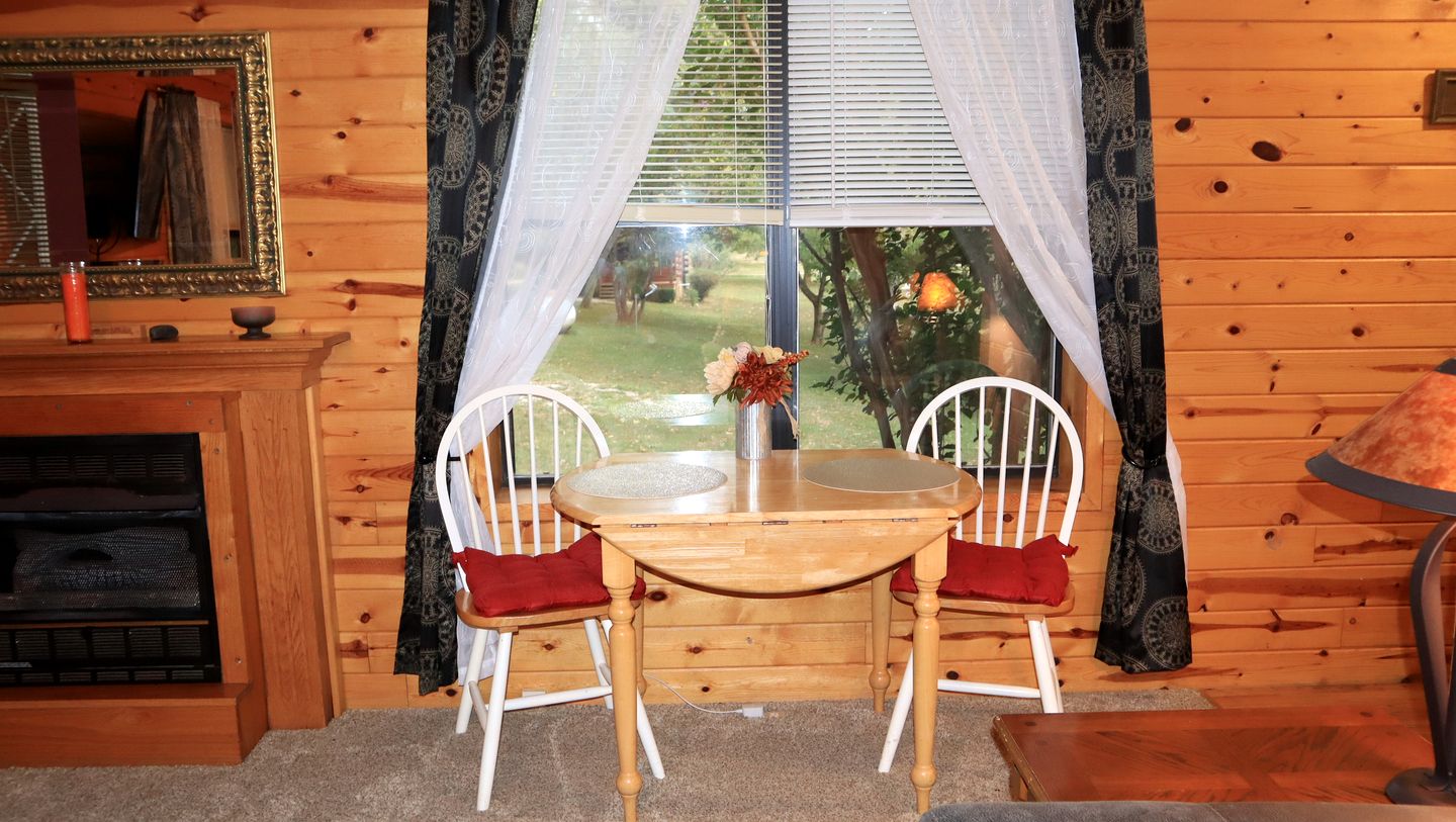 Cozy Cabin Retreat Close to Rivers and Lakes in Eureka Springs, Arkansas