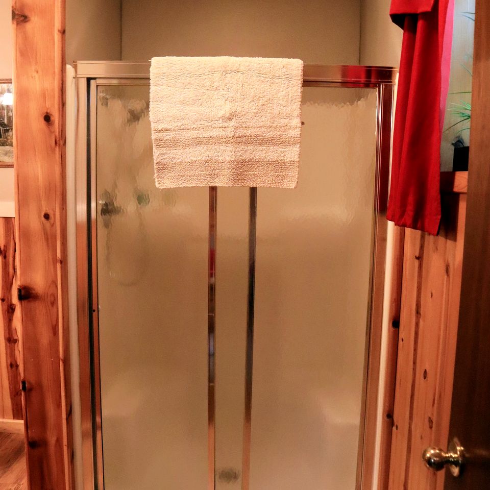 Cozy Cabin Retreat Close to Rivers and Lakes in Eureka Springs, Arkansas