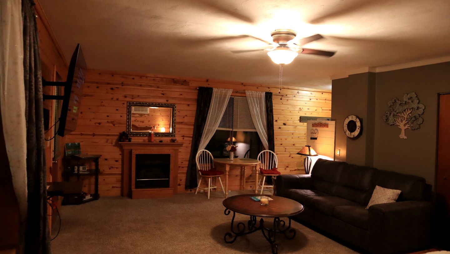 Cozy Cabin Retreat Close to Rivers and Lakes in Eureka Springs, Arkansas