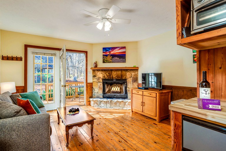 Cabins (United States of America, Love, Virginia)