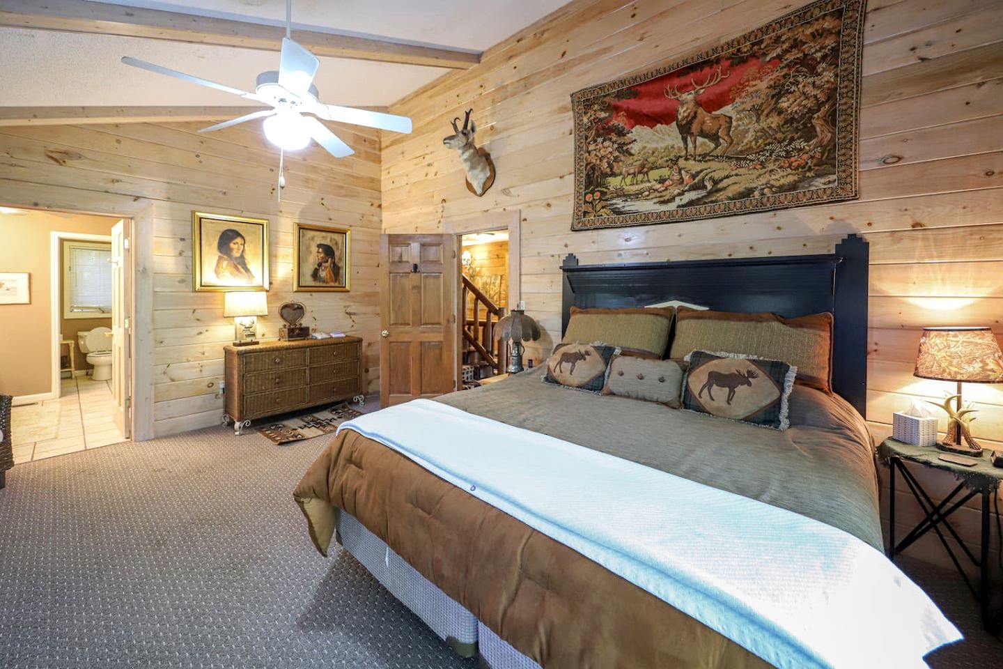 Secluded Lakeside Lodge with Private 5-Acre Fishing Lake and Hot Tub Near Lake Barkley, Kentucky