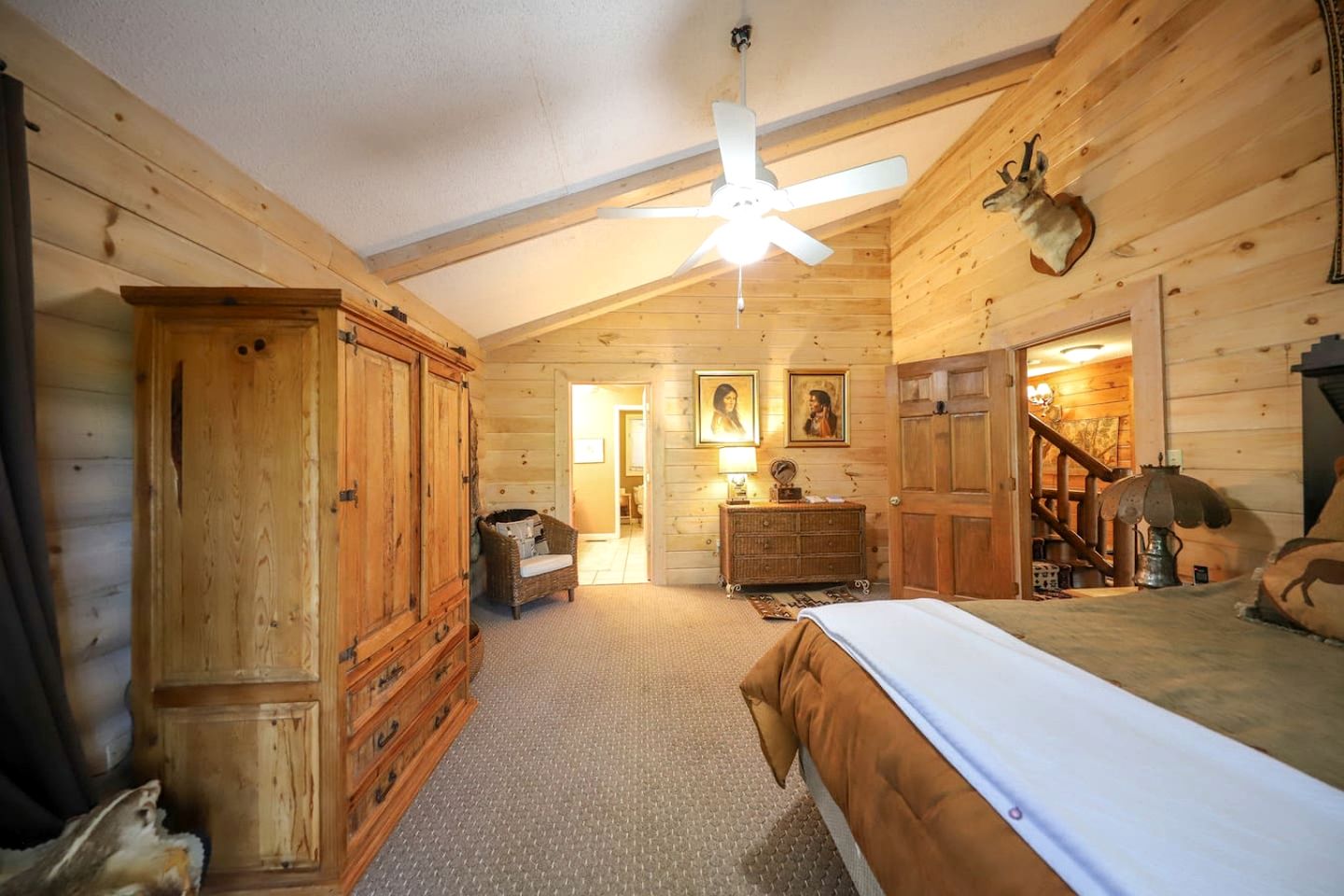 Secluded Lakeside Lodge with Private 5-Acre Fishing Lake and Hot Tub Near Lake Barkley, Kentucky