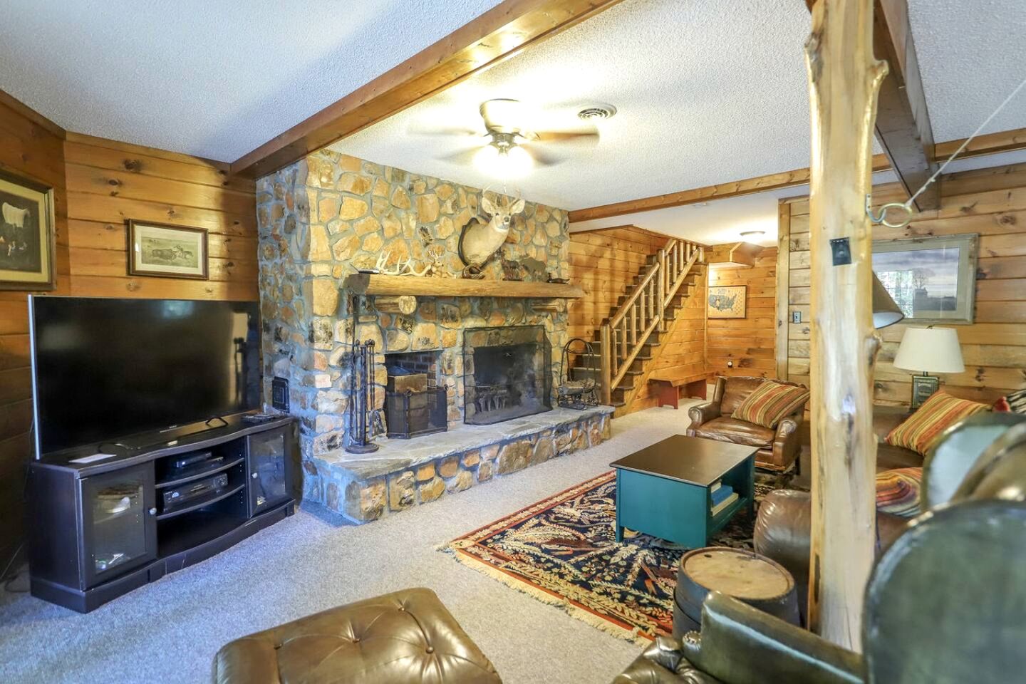 Secluded Lakeside Lodge with Private 5-Acre Fishing Lake and Hot Tub Near Lake Barkley, Kentucky