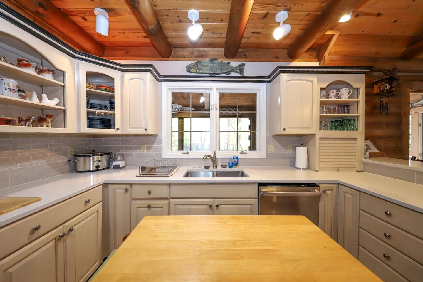 Secluded Lakeside Lodge with Private 5-Acre Fishing Lake and Hot Tub Near Lake Barkley, Kentucky