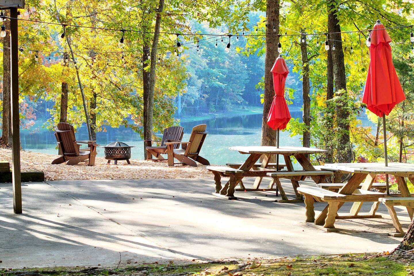 Secluded Lakeside Lodge with Private 5-Acre Fishing Lake and Hot Tub Near Lake Barkley, Kentucky