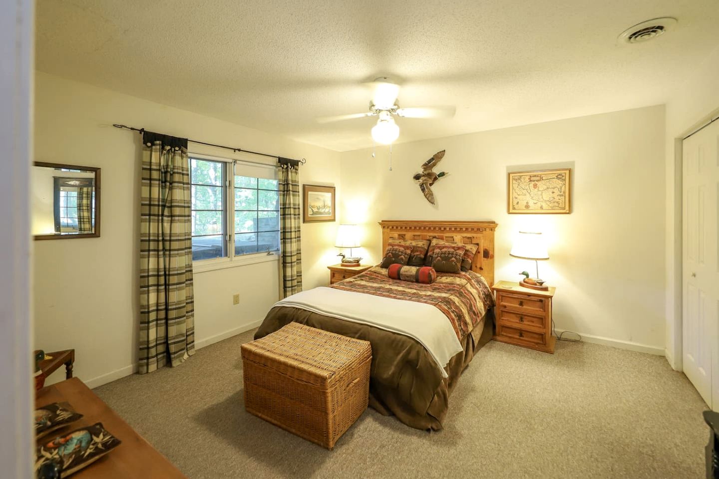 Secluded Lakeside Lodge with Private 5-Acre Fishing Lake and Hot Tub Near Lake Barkley, Kentucky