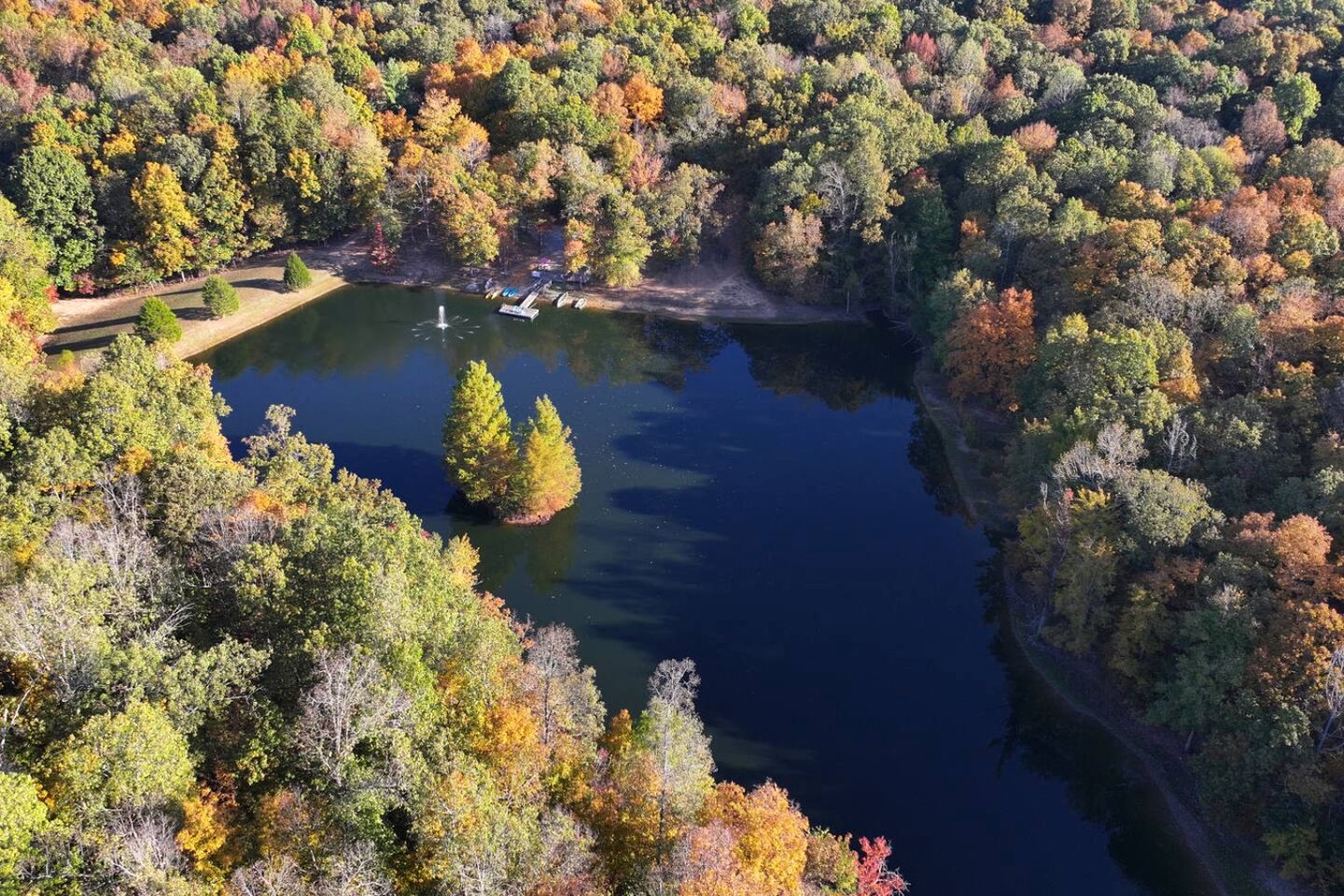 Secluded Lakeside Lodge with Private 5-Acre Fishing Lake and Hot Tub Near Lake Barkley, Kentucky