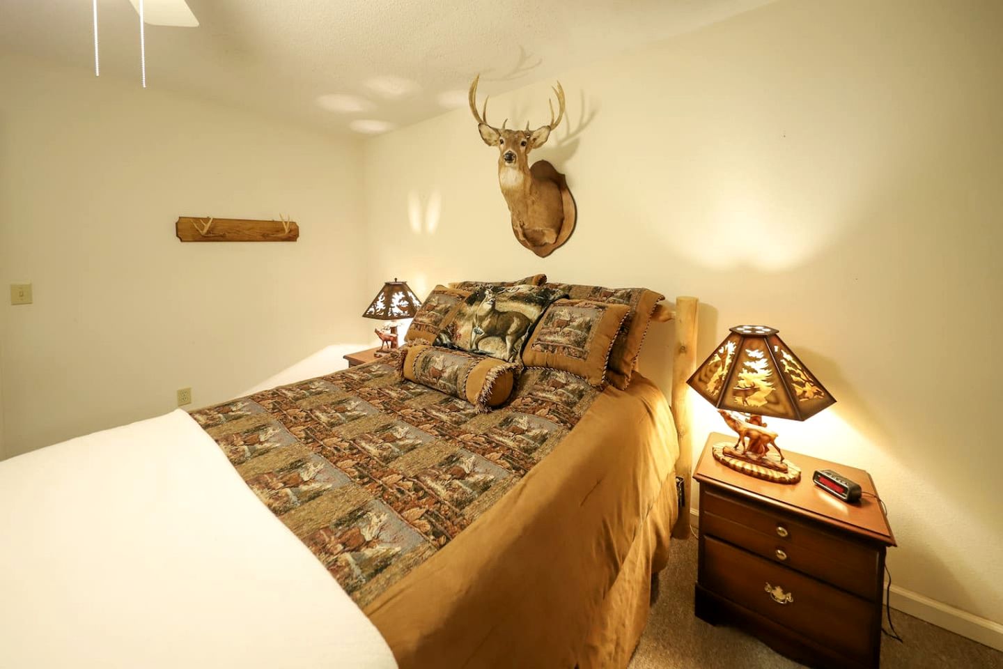 Secluded Lakeside Lodge with Private 5-Acre Fishing Lake and Hot Tub Near Lake Barkley, Kentucky