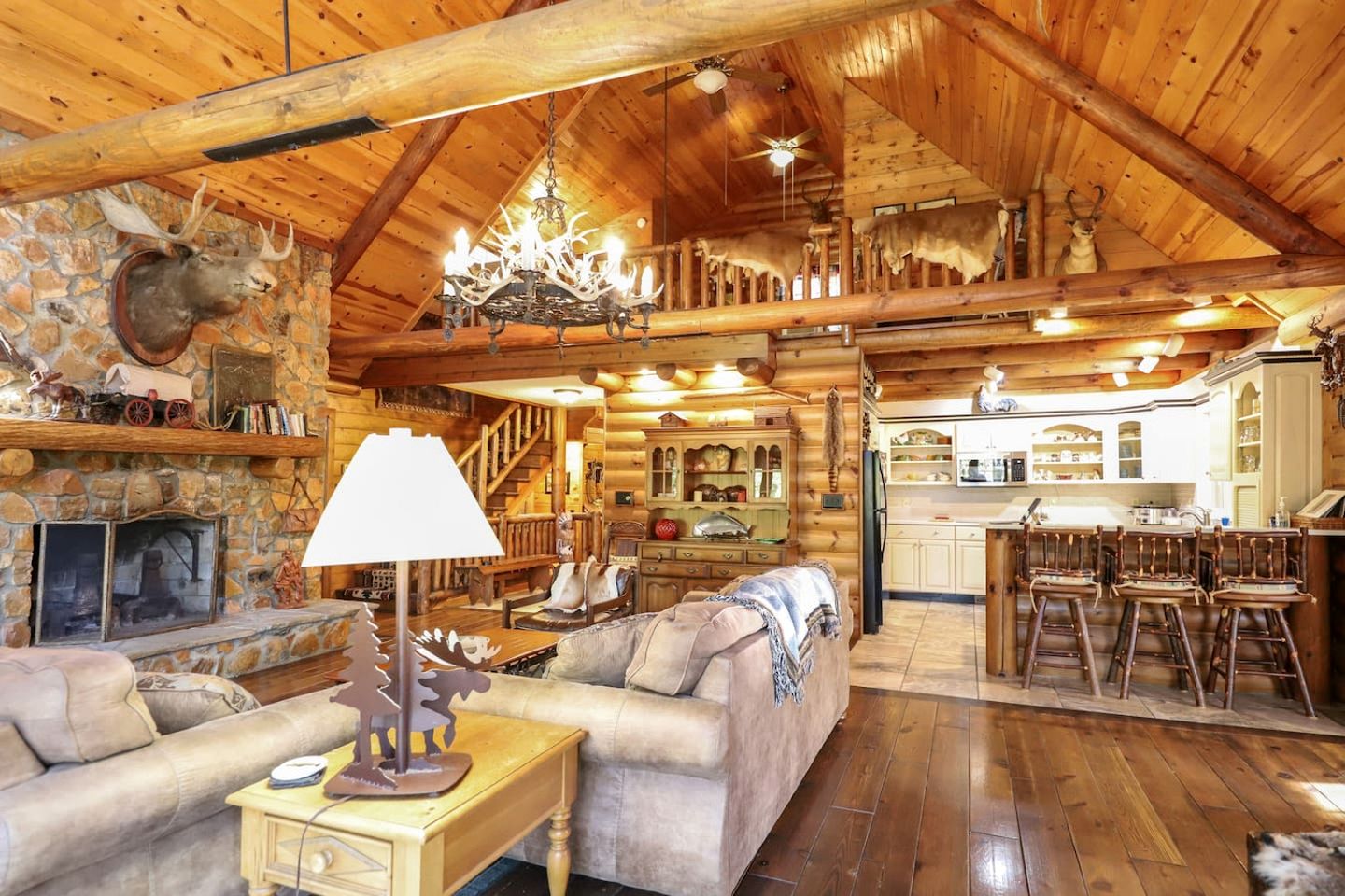 Secluded Lakeside Lodge with Private 5-Acre Fishing Lake and Hot Tub Near Lake Barkley, Kentucky