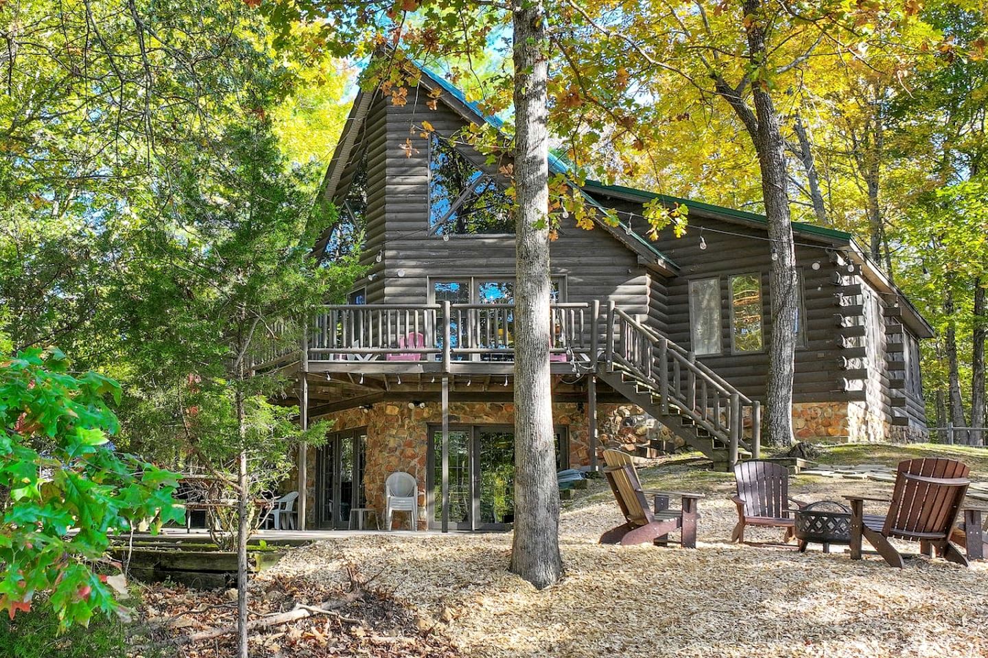 Secluded Lakeside Lodge with Private 5-Acre Fishing Lake and Hot Tub Near Lake Barkley, Kentucky