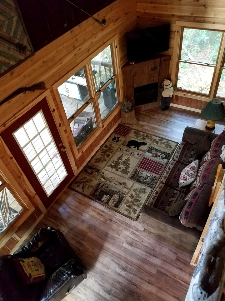 Secluded Tree House Cabin with a Beautiful View of the Tallulah River, Perfect for a Relaxing Weekend in the Woods