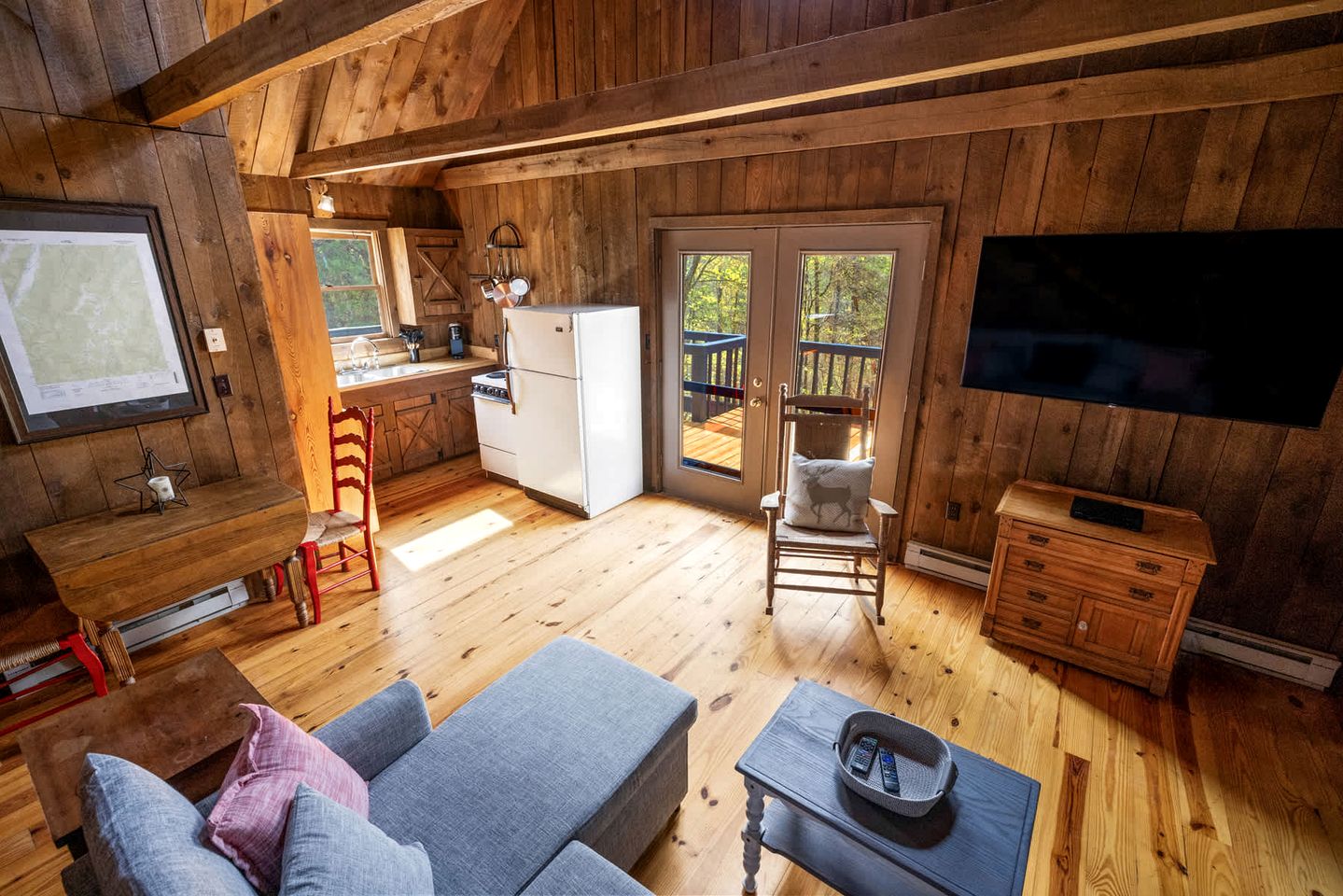 Vibrant Woodland Cabin Sanctuary near Great Cacapon River in West Virginia