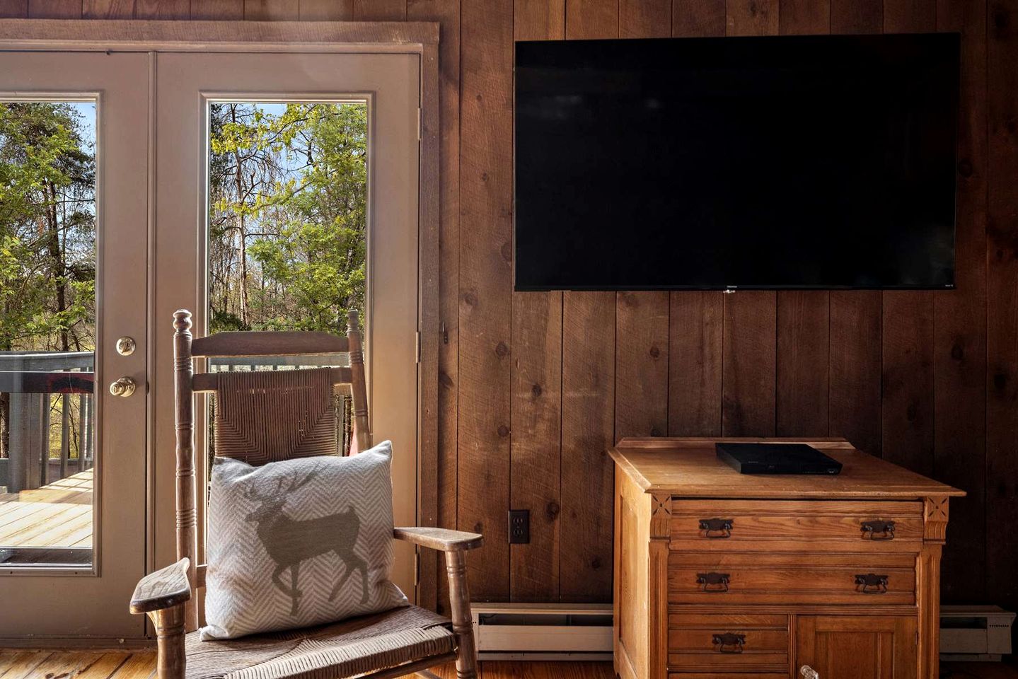 Vibrant Woodland Cabin Sanctuary near Great Cacapon River in West Virginia
