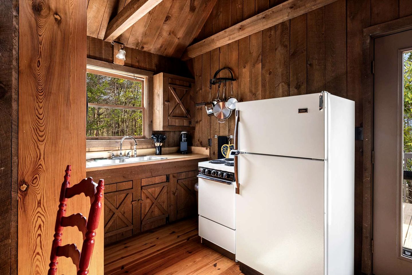Vibrant Woodland Cabin Sanctuary near Great Cacapon River in West Virginia