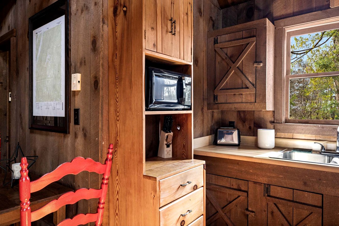 Vibrant Woodland Cabin Sanctuary near Great Cacapon River in West Virginia