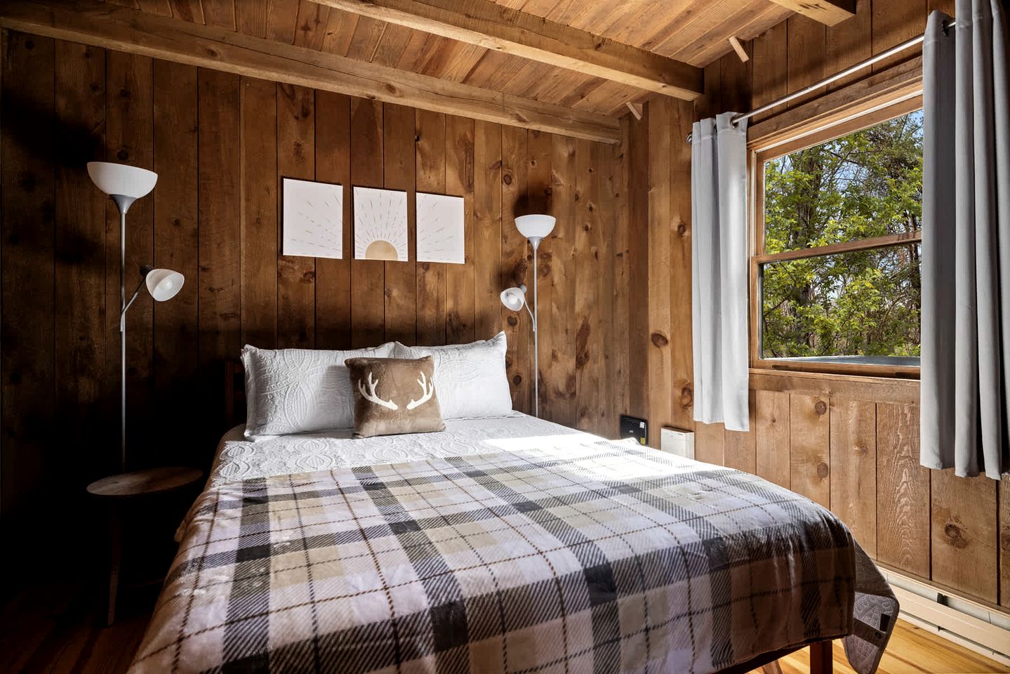 Vibrant Woodland Cabin Sanctuary near Great Cacapon River in West Virginia