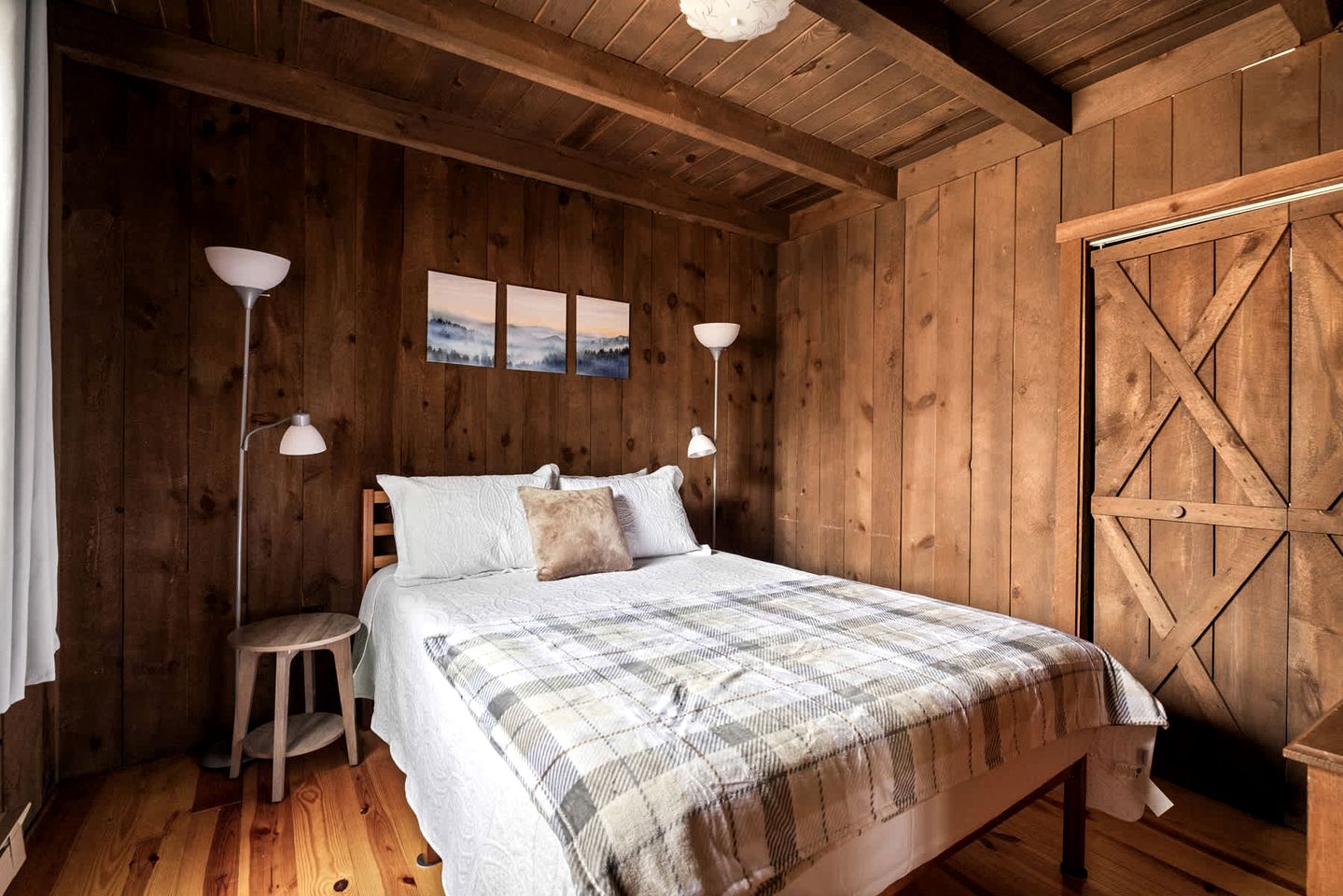 Vibrant Woodland Cabin Sanctuary near Great Cacapon River in West Virginia