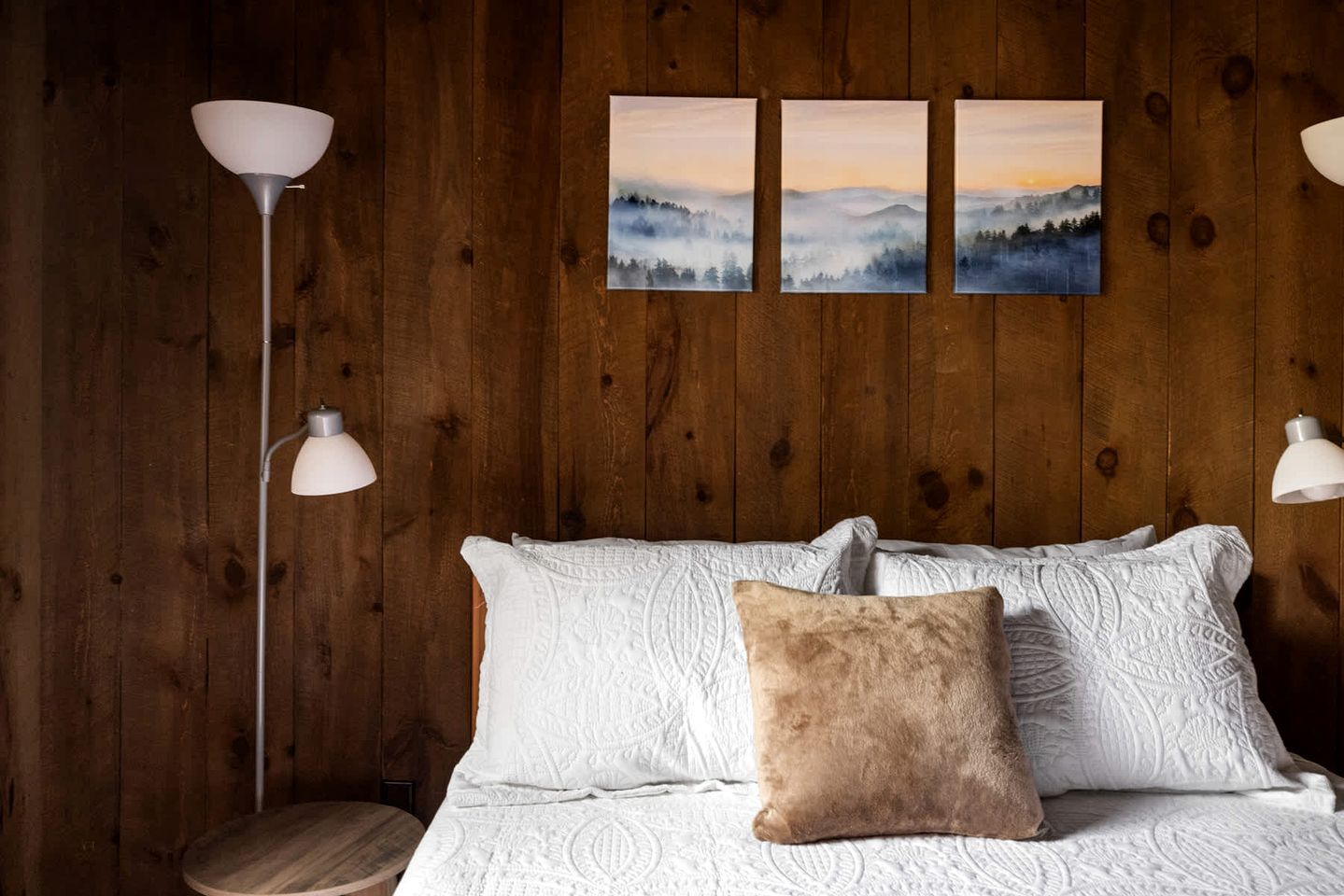 Vibrant Woodland Cabin Sanctuary near Great Cacapon River in West Virginia