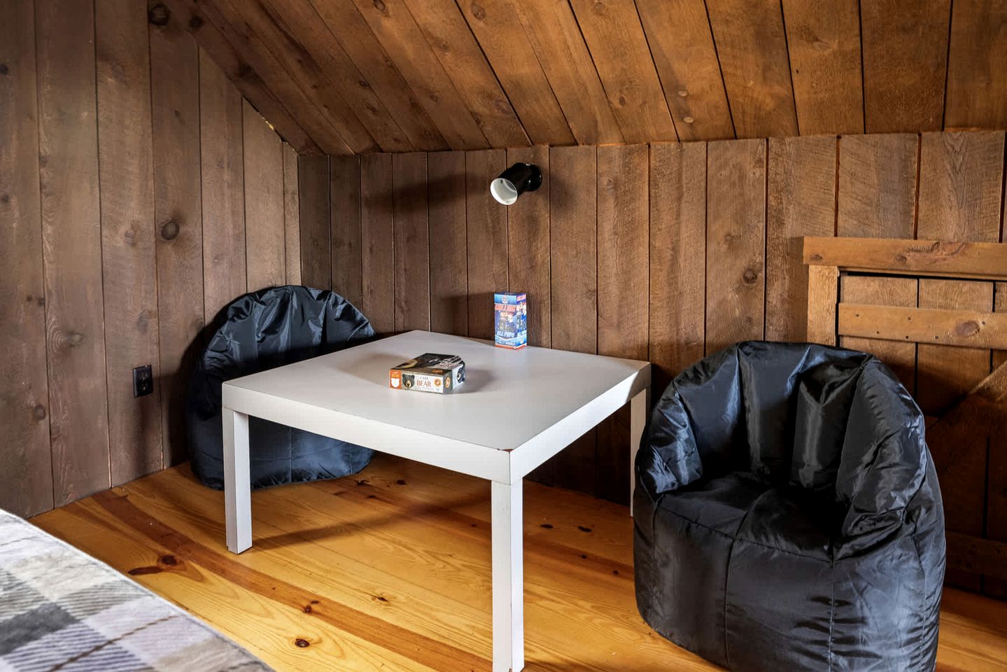 Vibrant Woodland Cabin Sanctuary near Great Cacapon River in West Virginia