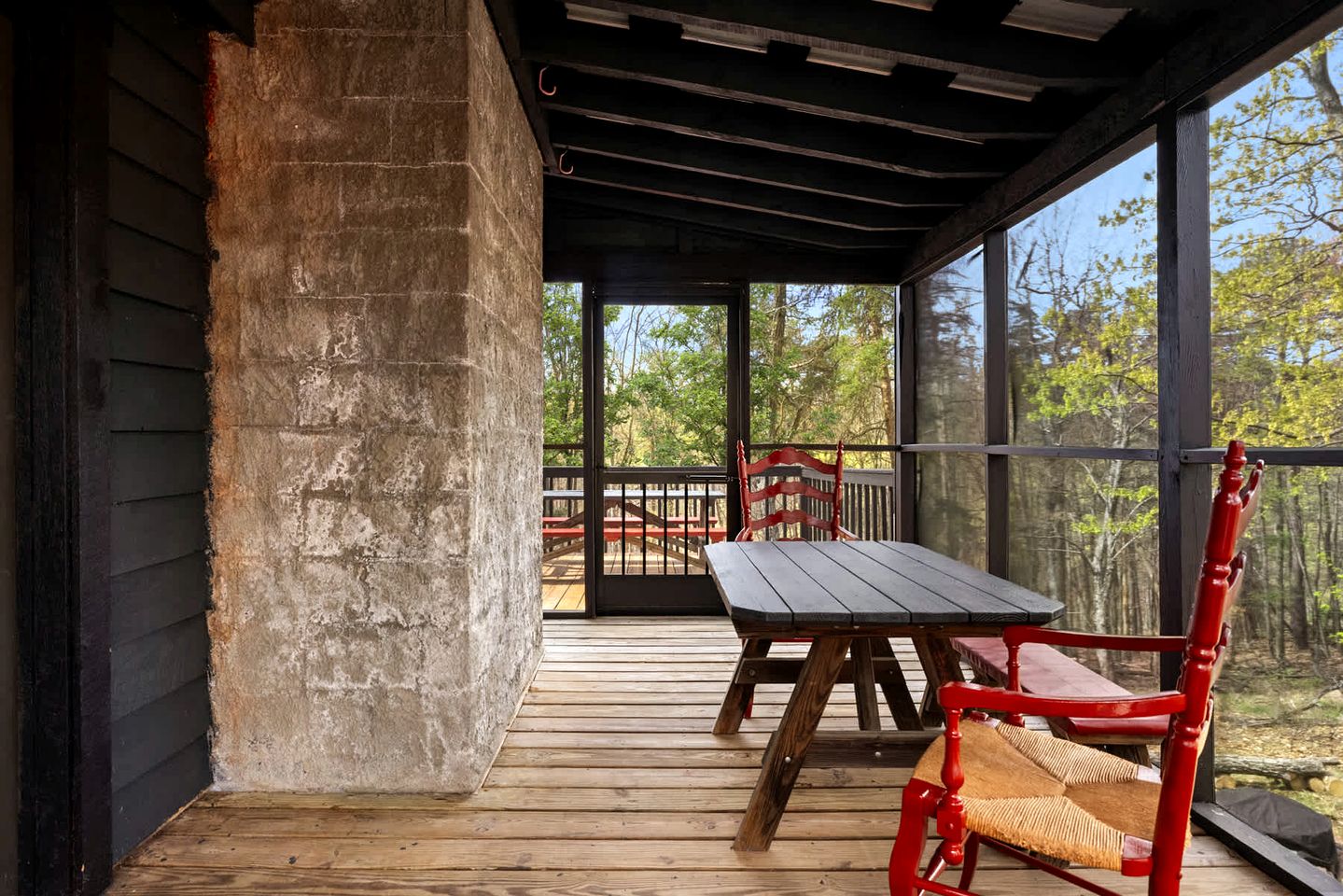 Vibrant Woodland Cabin Sanctuary near Great Cacapon River in West Virginia
