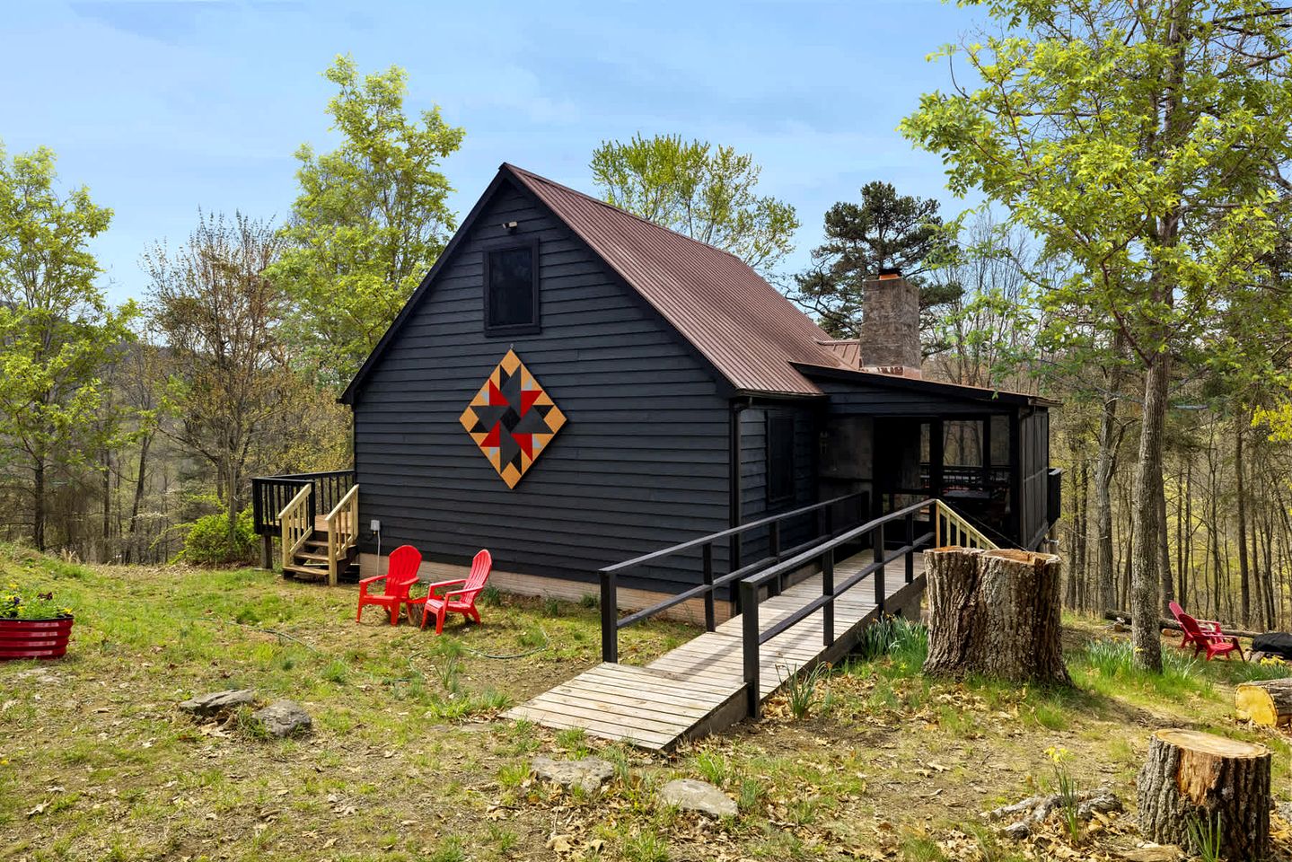 Vibrant Woodland Cabin Sanctuary near Great Cacapon River in West Virginia