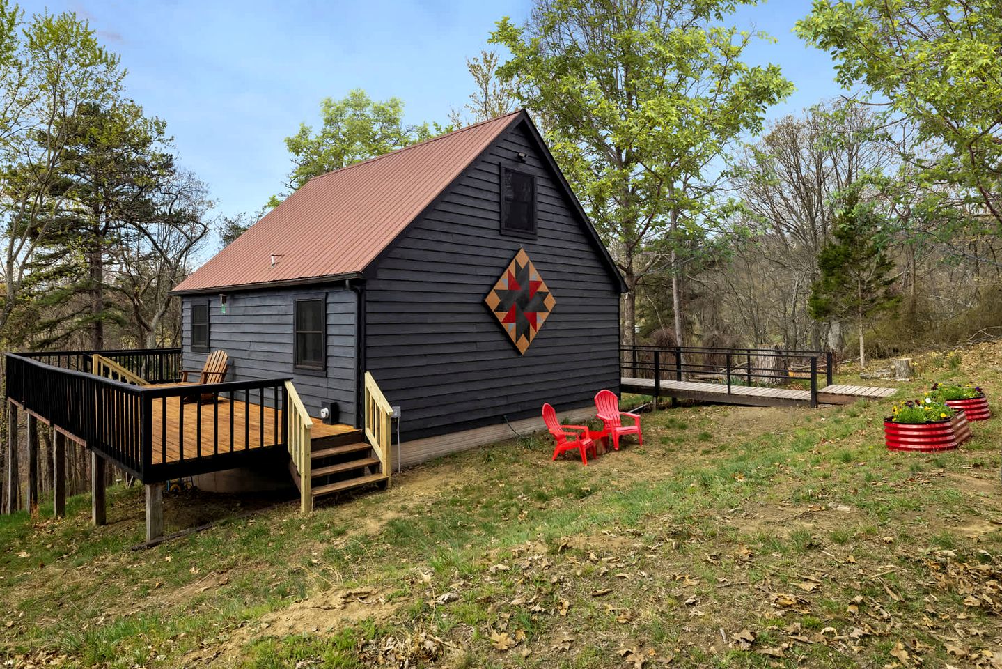 Vibrant Woodland Cabin Sanctuary near Great Cacapon River in West Virginia