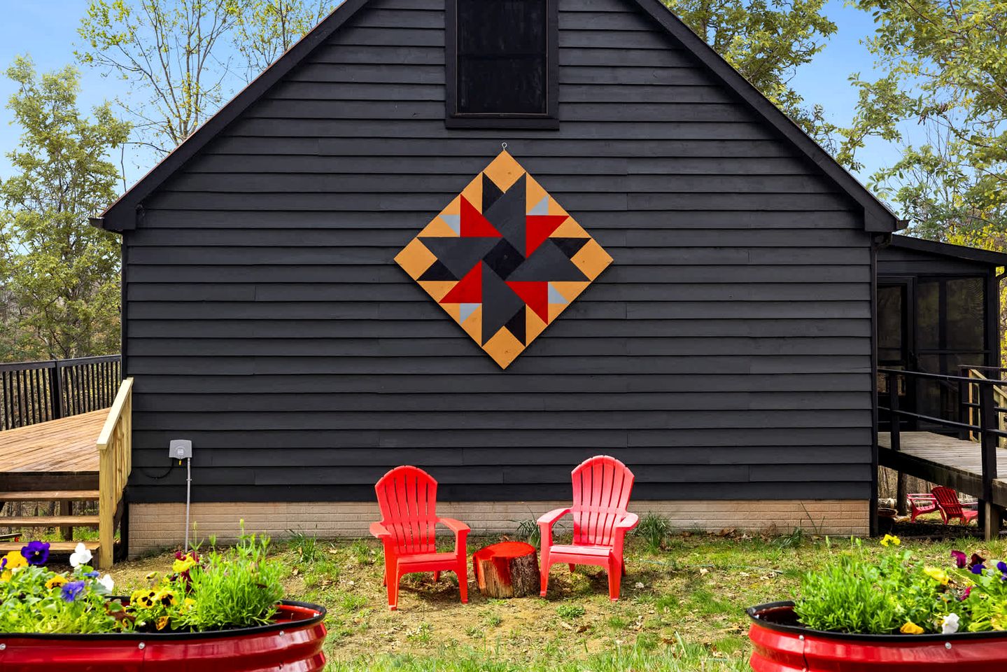 Vibrant Woodland Cabin Sanctuary near Great Cacapon River in West Virginia